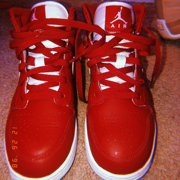 DS Size 5.5 (GS) 7 (Women Jordan 1s size 5.5